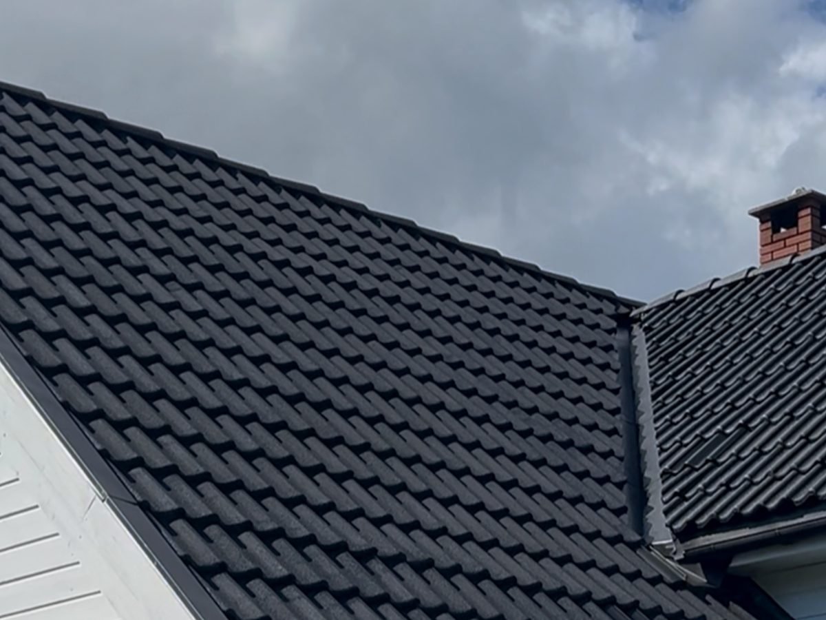 Samme tak etter maling, dyp jevn sort farge